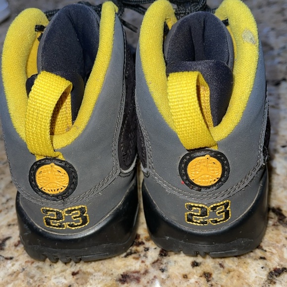 Jordan 9 Retro Dark Charcoal University Gold - Picture 6 of 8